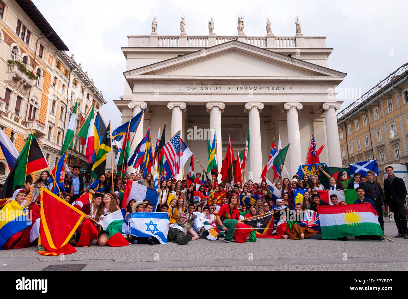 Estudiantes de United World Colleges UWC Adriatic celebrar el Día Internacional de la Paz el 21 de septiembre de 2014 en Trieste Foto de stock