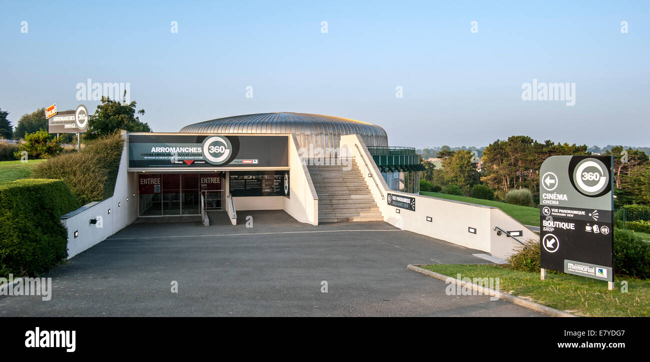 Cinéma circulaire Arromanches 360 Teatro circular acerca de la Segunda Guerra Mundial Dos D-Day, Normandía, Francia Foto de stock