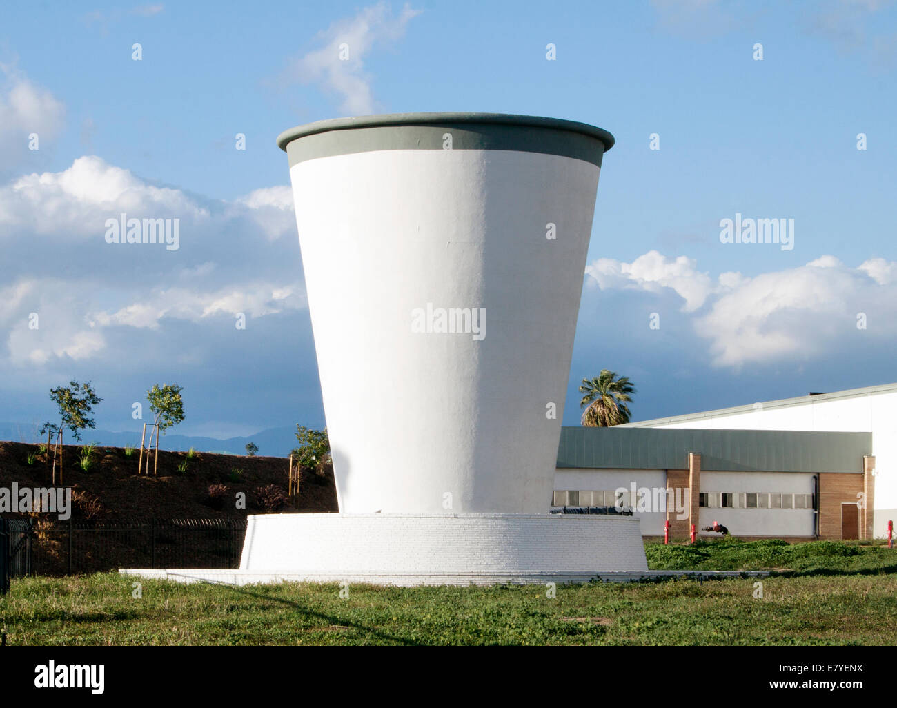 Como Generoso principio Vaso de papel gigante en una fábrica de Riverside California Fotografía de  stock - Alamy