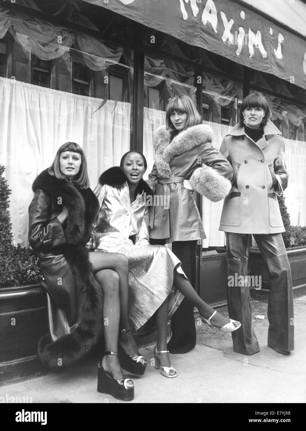 Londres, Reino Unido, Reino Unido. 22 de mayo de 1974. Diseñador de ropa Mac Douglas posee un desfile de moda en frente del famoso restaurante Maxim's ' ' lo que sucedió a la presentación de la colección Fall-Winter 74-75 Douglas Mac. Modelos llevando Fox forrada de piel abrigos de piel. © KEYSTONE Pictures/ZUMAPRESS.com/Alamy Live News Foto de stock