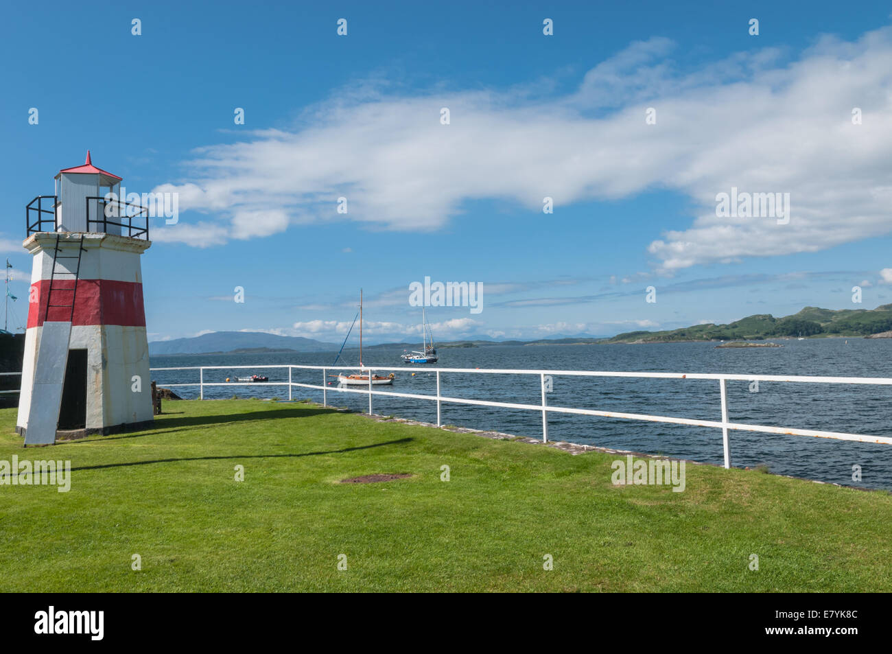 Faro Crinan Argyll & Bute con yates en Loch Crinan y Isle of Jura en segundo plano. Foto de stock
