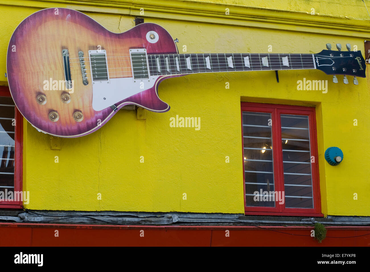 Guitarra de madera gigante en la entrada de una tienda de música en el norte  de Inglaterra, Brighton Lanes Fotografía de stock - Alamy