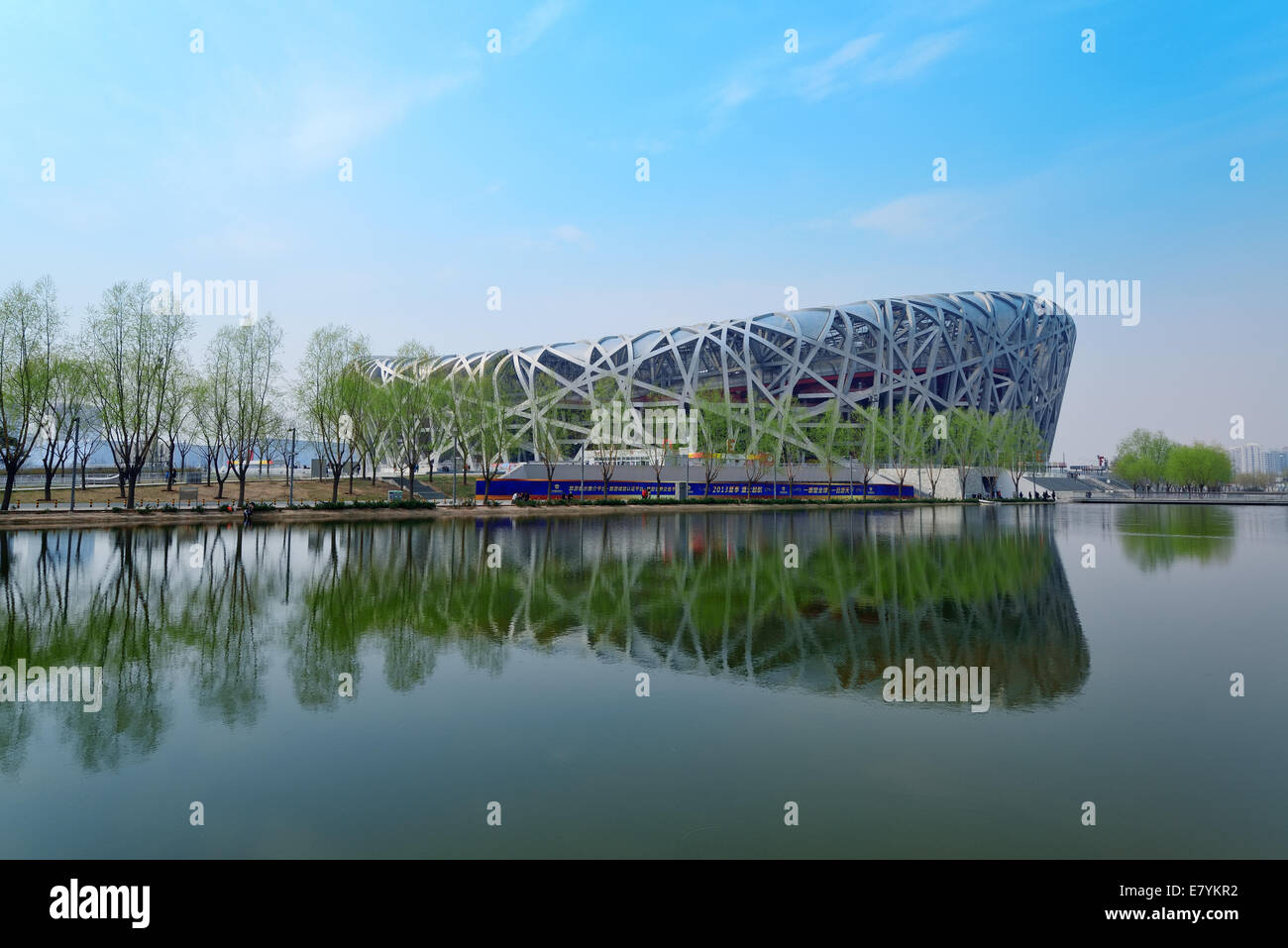 BEIJING, CHINA - APR 7: Estadio Nacional de Pekín con blue sky el 7 de abril de 2013 en Beijing, China. El estadio fue creado para los Juegos Olímpicos y Paralímpicos de Verano de 2008. Foto de stock
