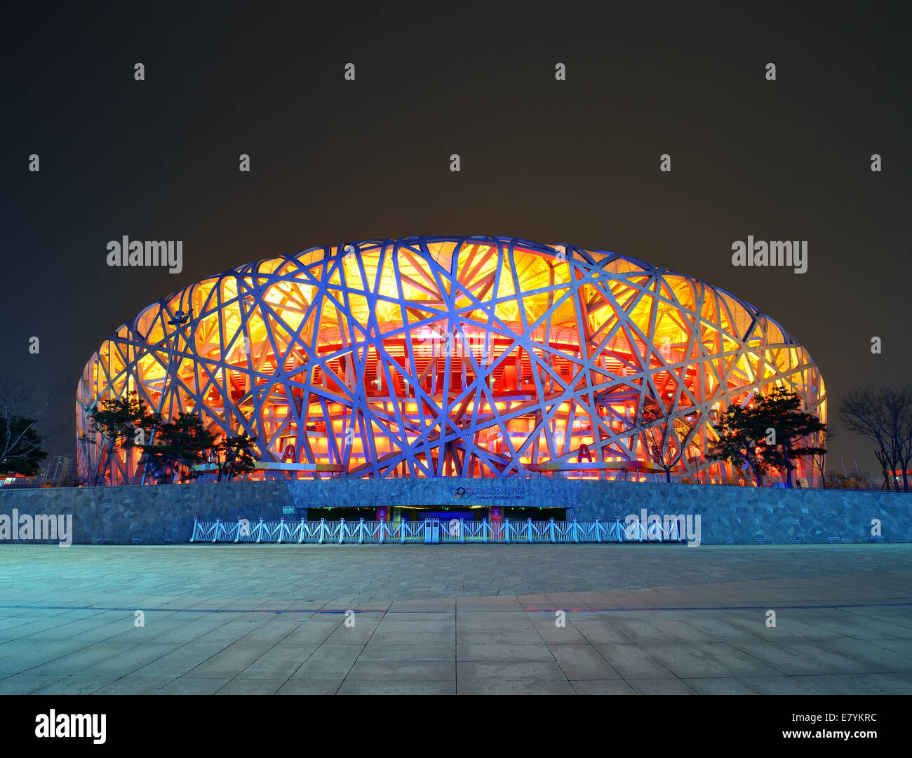 BEIJING, CHINA - APR 7: Estadio Nacional de Pekín en la noche del 7 de abril de 2013 en Beijing, China. El estadio fue creado para los Juegos Olímpicos y Paralímpicos de Verano de 2008. Foto de stock