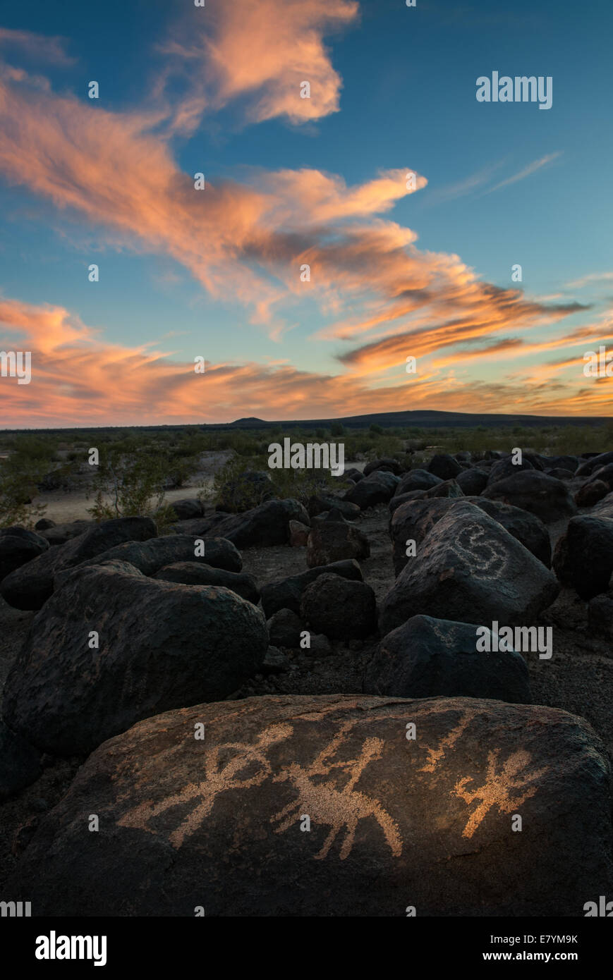 Las tallas de piedra nativa bajo un colorido atardecer cerca de Gila Bend, Arizona. Foto de stock