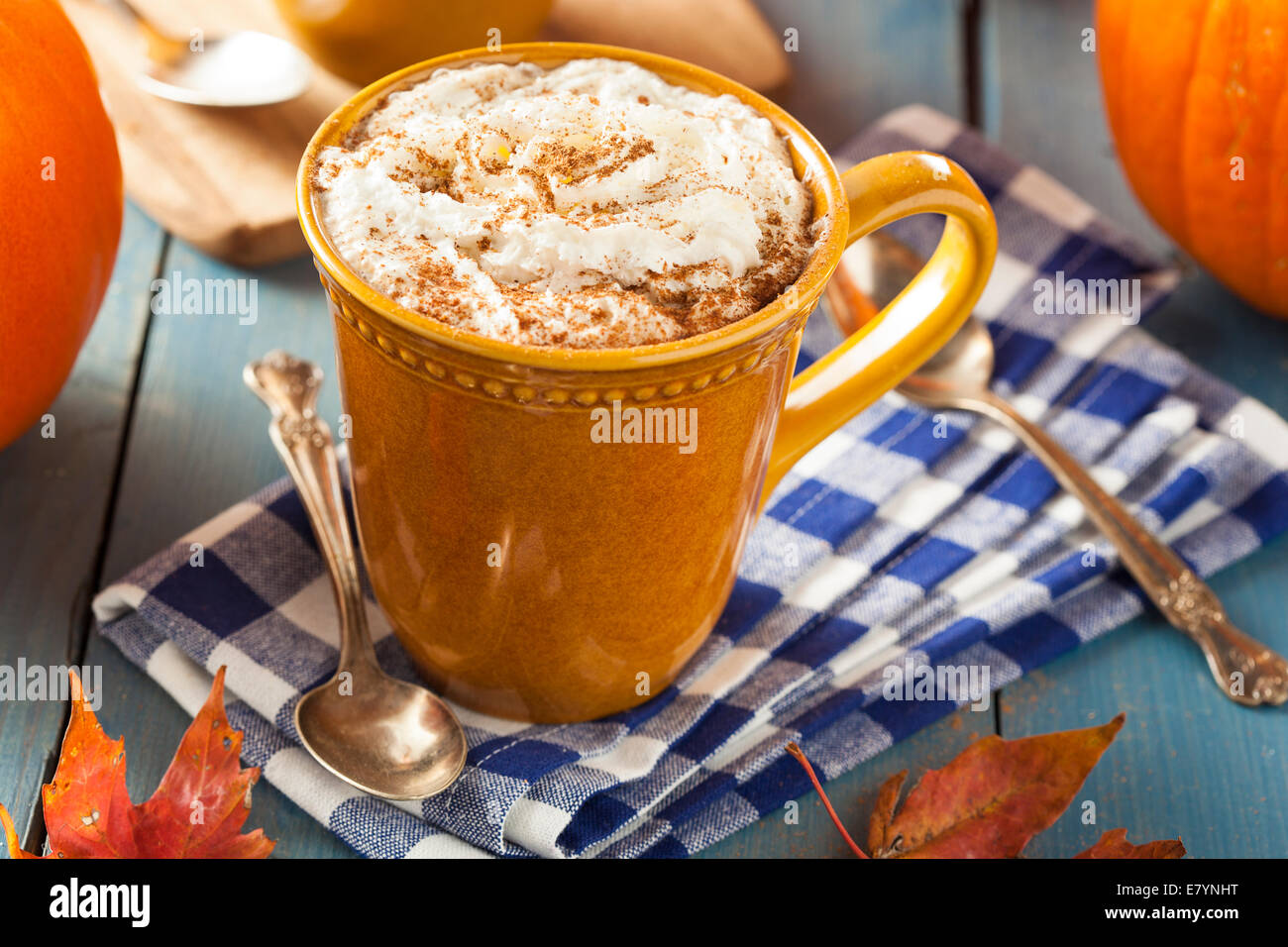 Otoño Pumpkin Spice Latte con leche y crema Foto de stock