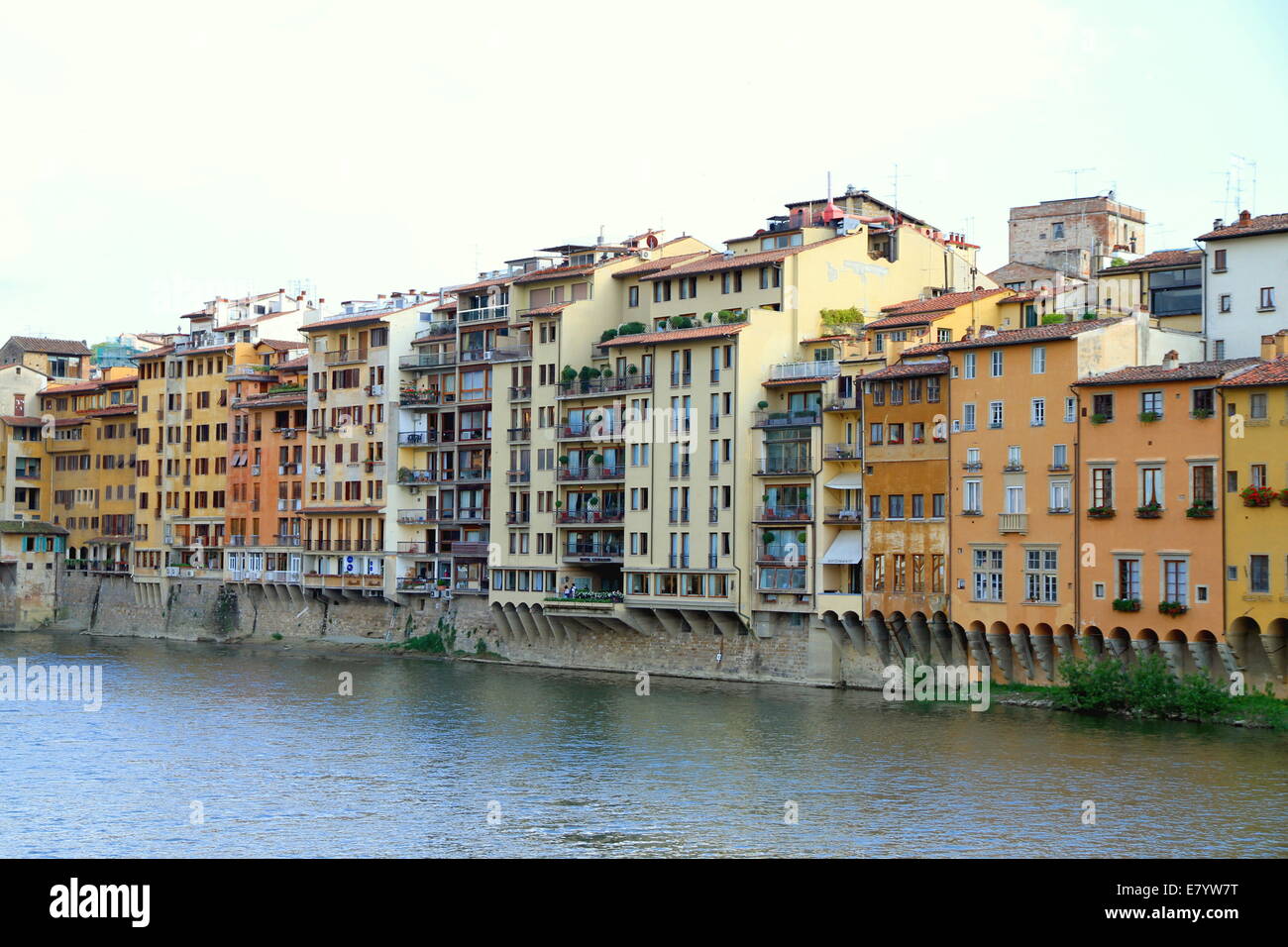 Edificios históricos a lo largo del río Arno, en Florencia, Italia. Foto de stock