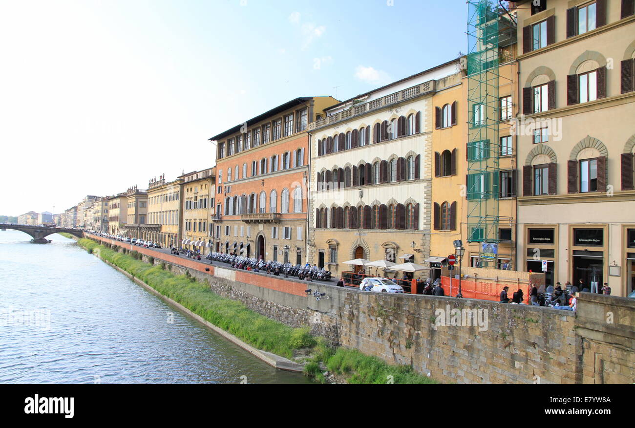 Edificios históricos a lo largo del río Arno, en Florencia, Italia. Foto de stock