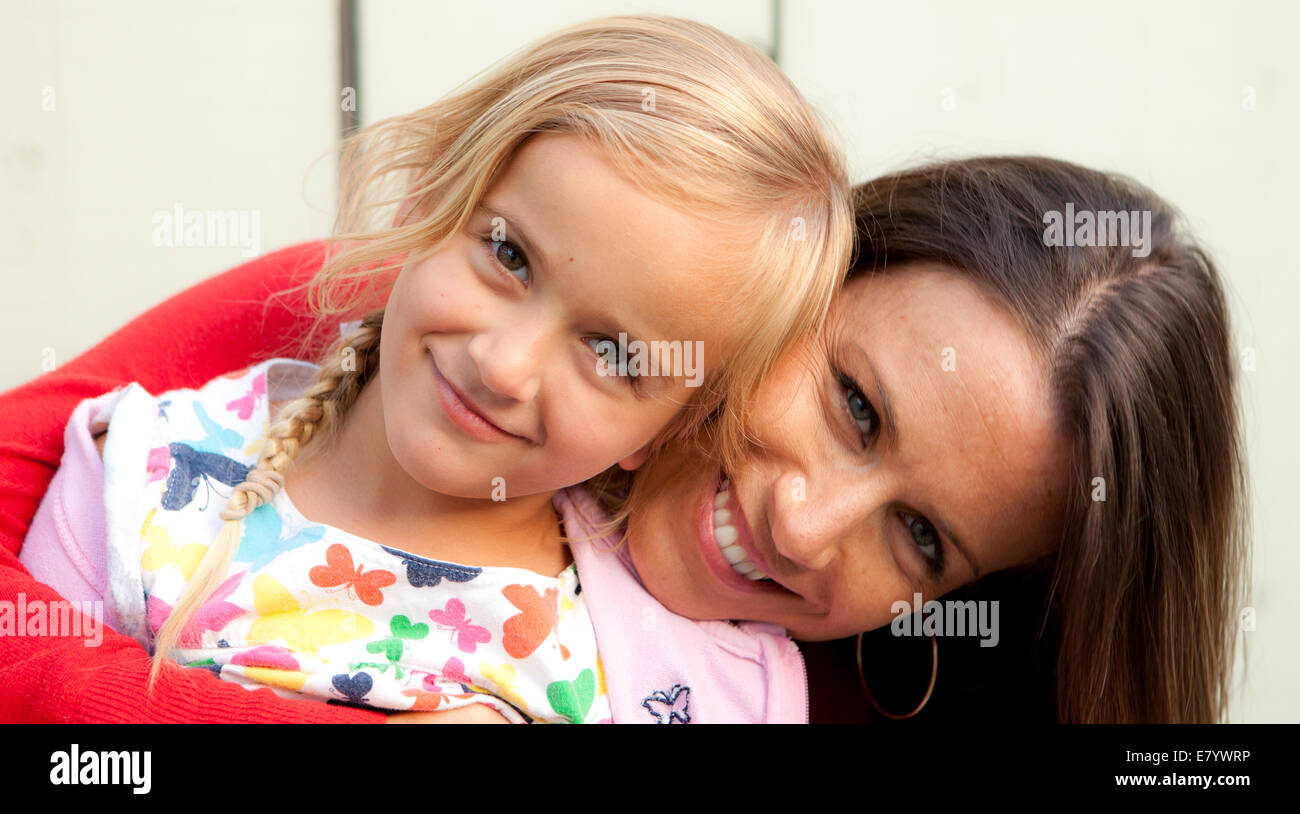 Retrato de mujer con su hija (4-5 años) Foto de stock