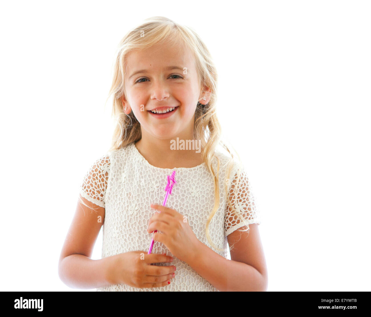 Retrato de niña sonriente (4-5 años) sosteniendo la varita mágica Foto de stock