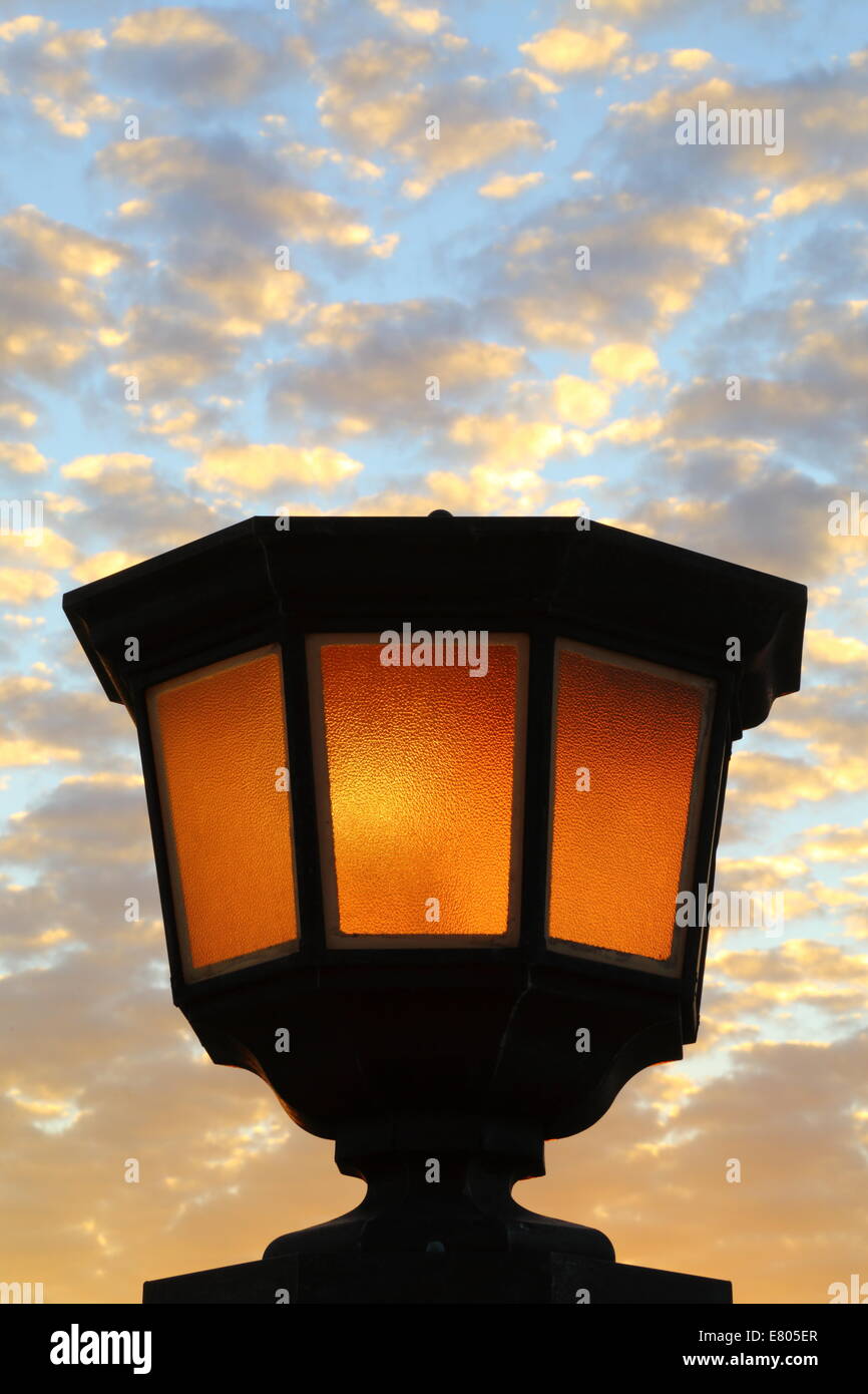 Una lámpara de la calle está iluminada por el sol de la mañana en el Monumento de la guerra de Fremantle, Australia Occidental. Foto de stock