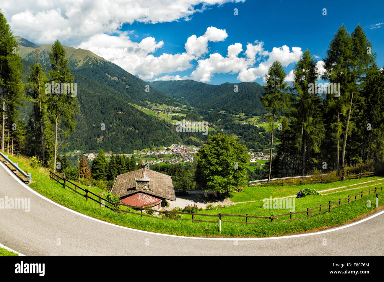 Valle en el Tirol del Sur, Dolomitas, Italia Foto de stock