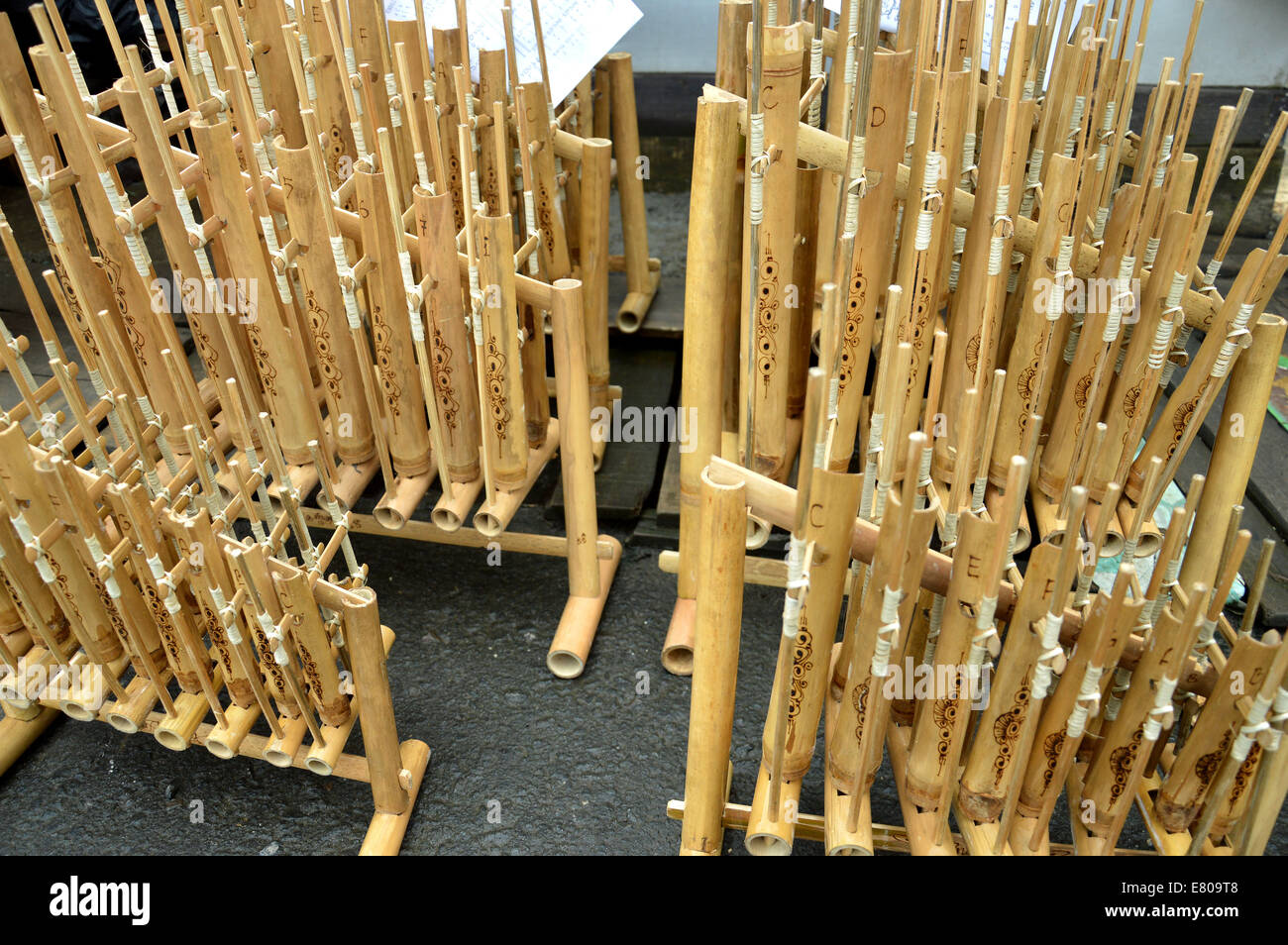 Angklung de Indonesia, un instrumento musical tradicional hecha de bambú  ​​of Fotografía de stock - Alamy