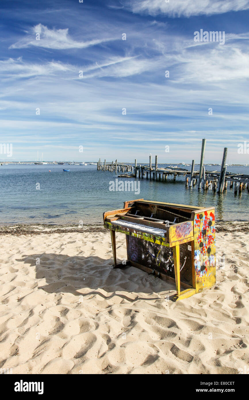 Beach piano fotografías e imágenes de alta resolución - Alamy