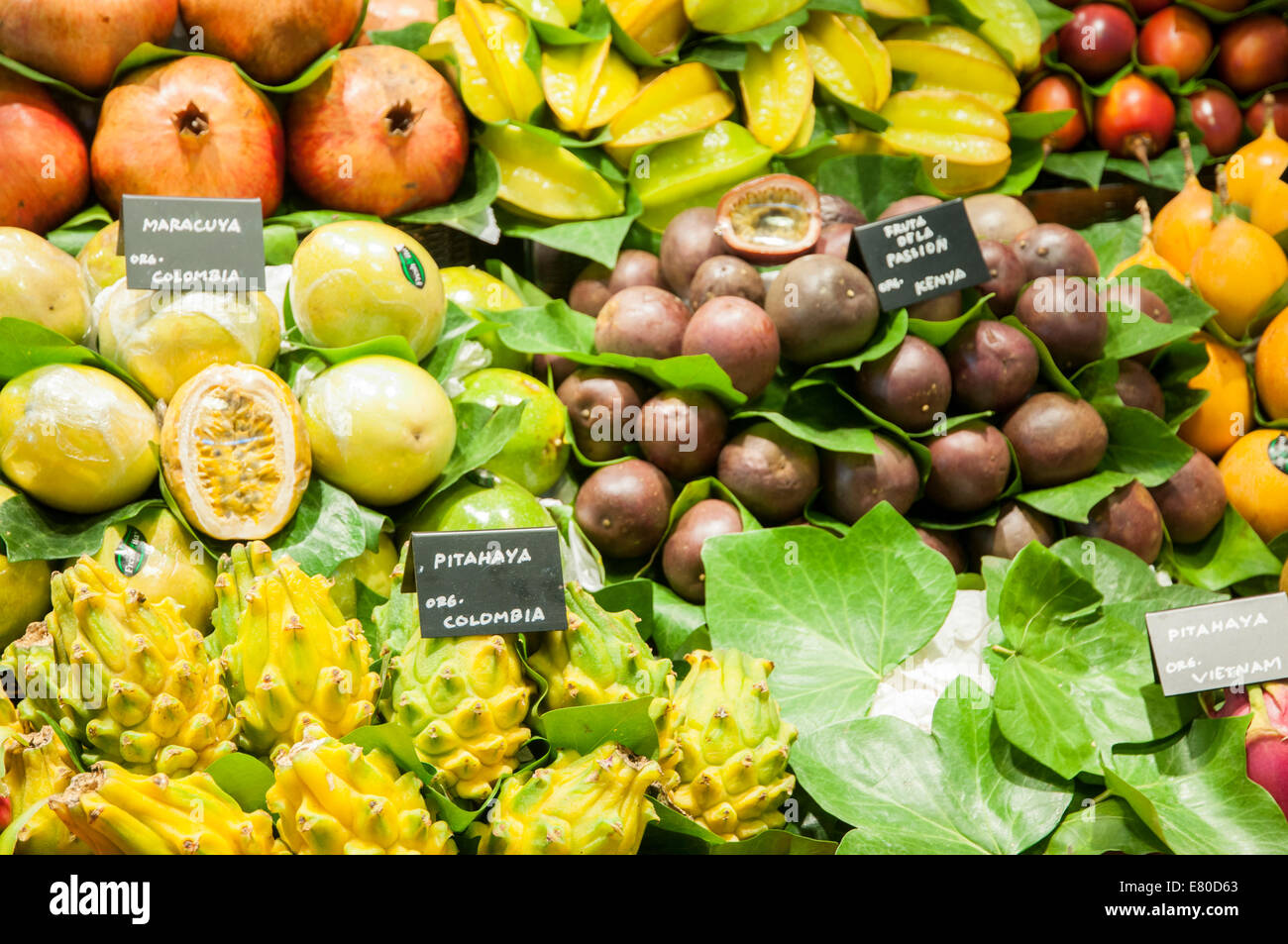 Diferentes frutas tropicales listos para comer Foto de stock
