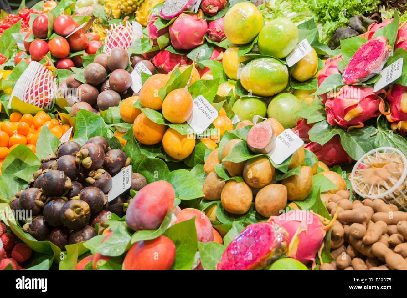 Frutas tropicales y preparado para comer Foto de stock