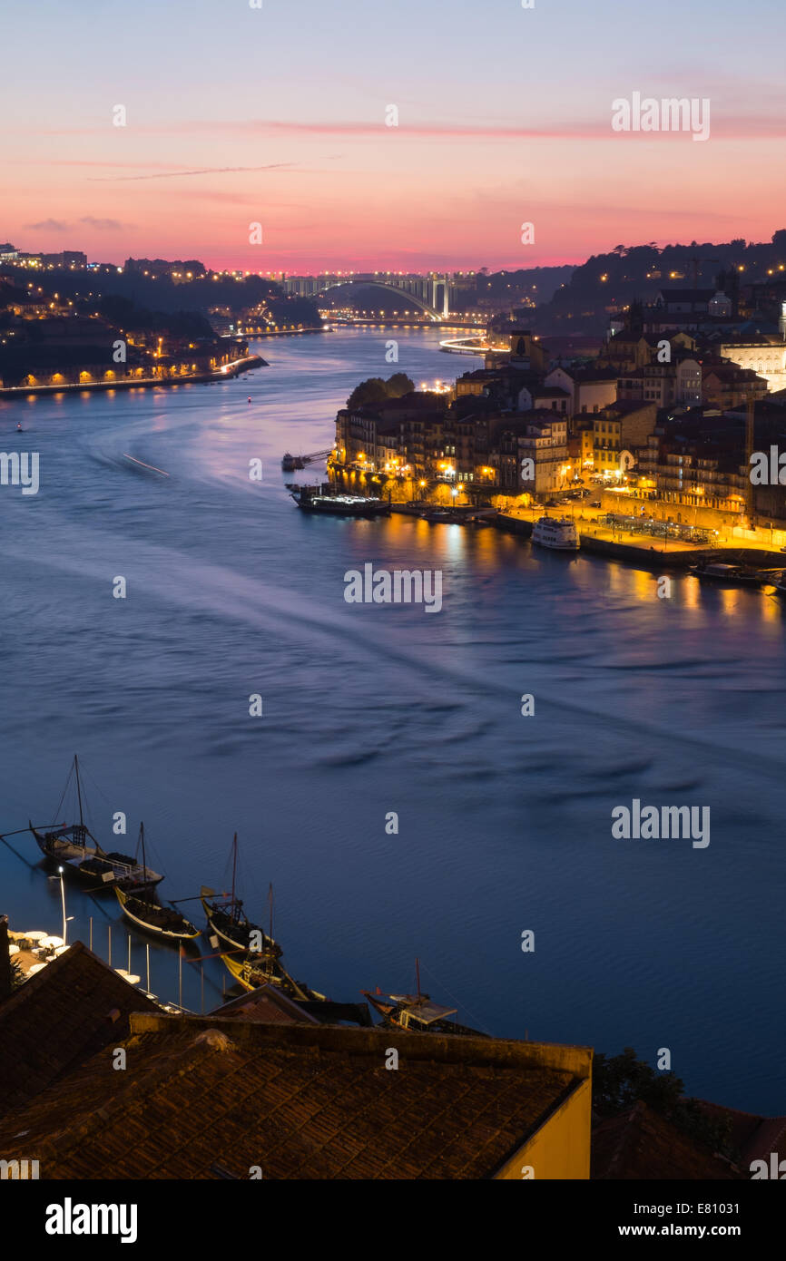 Principios del atardecer, mirando hacia el oeste por el río Duero, Oporto, Portugal Foto de stock