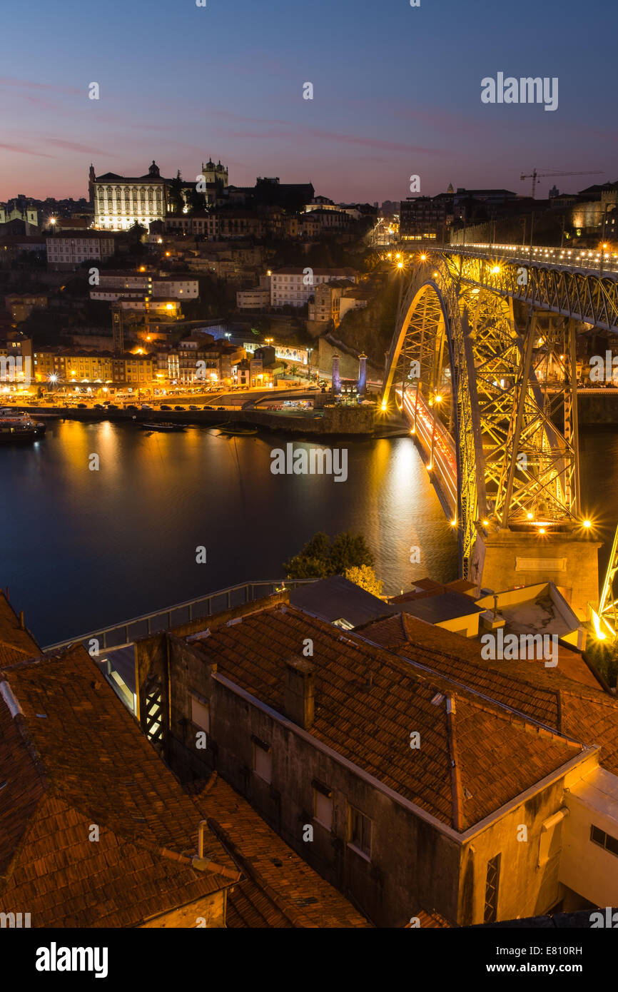 Temprano por la tarde vista de la Ribeira, Oporto, Portugal con el Luiz I puente que cruce el río Duero. Foto de stock