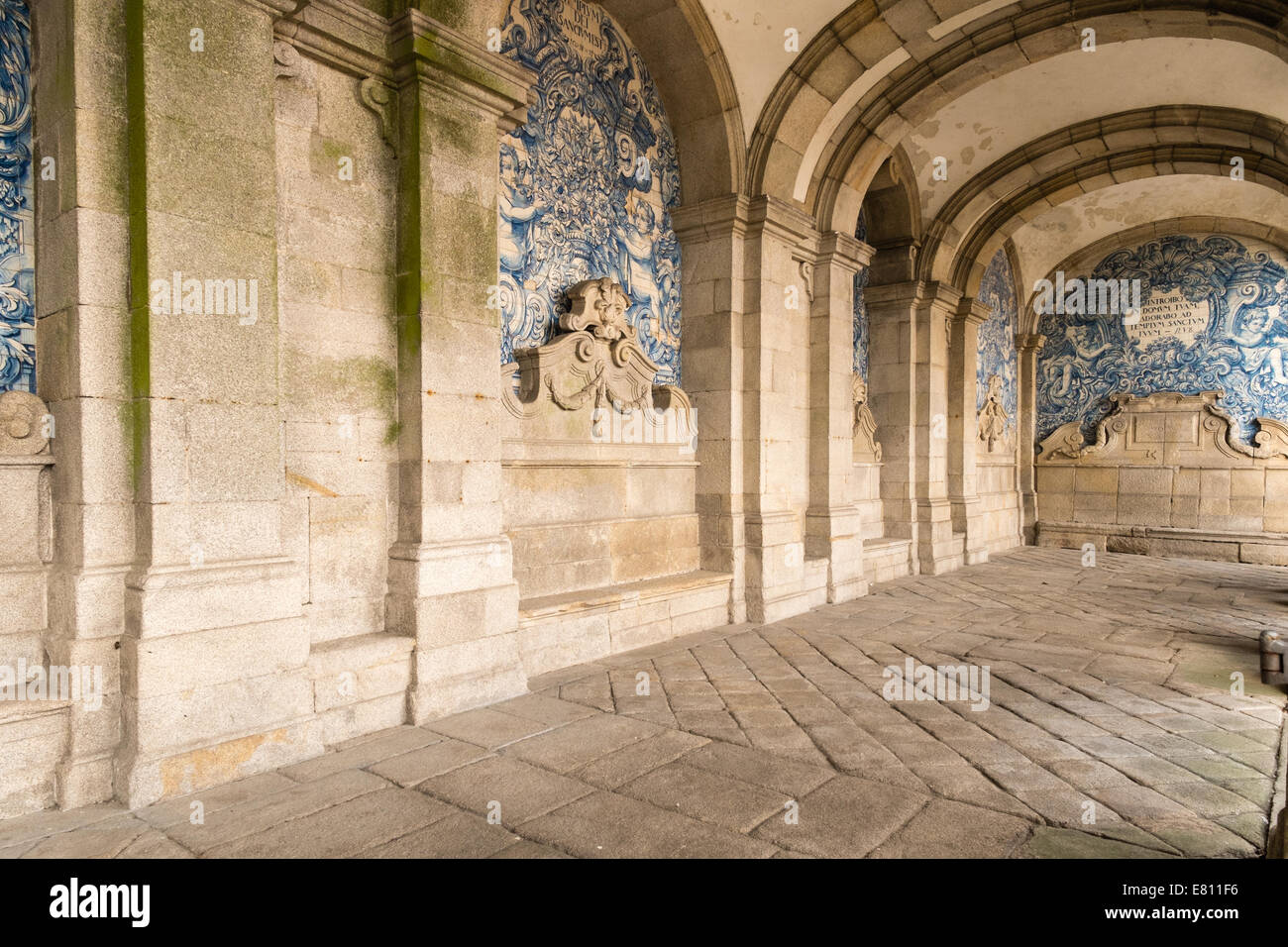Catedral colonnade decorada con azulejos pintados a mano, Oporto, Portugal. Foto de stock