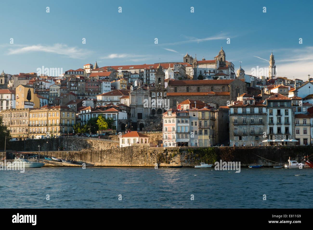 Vistas del río Duero a la Ribeira de Oporto. Foto de stock