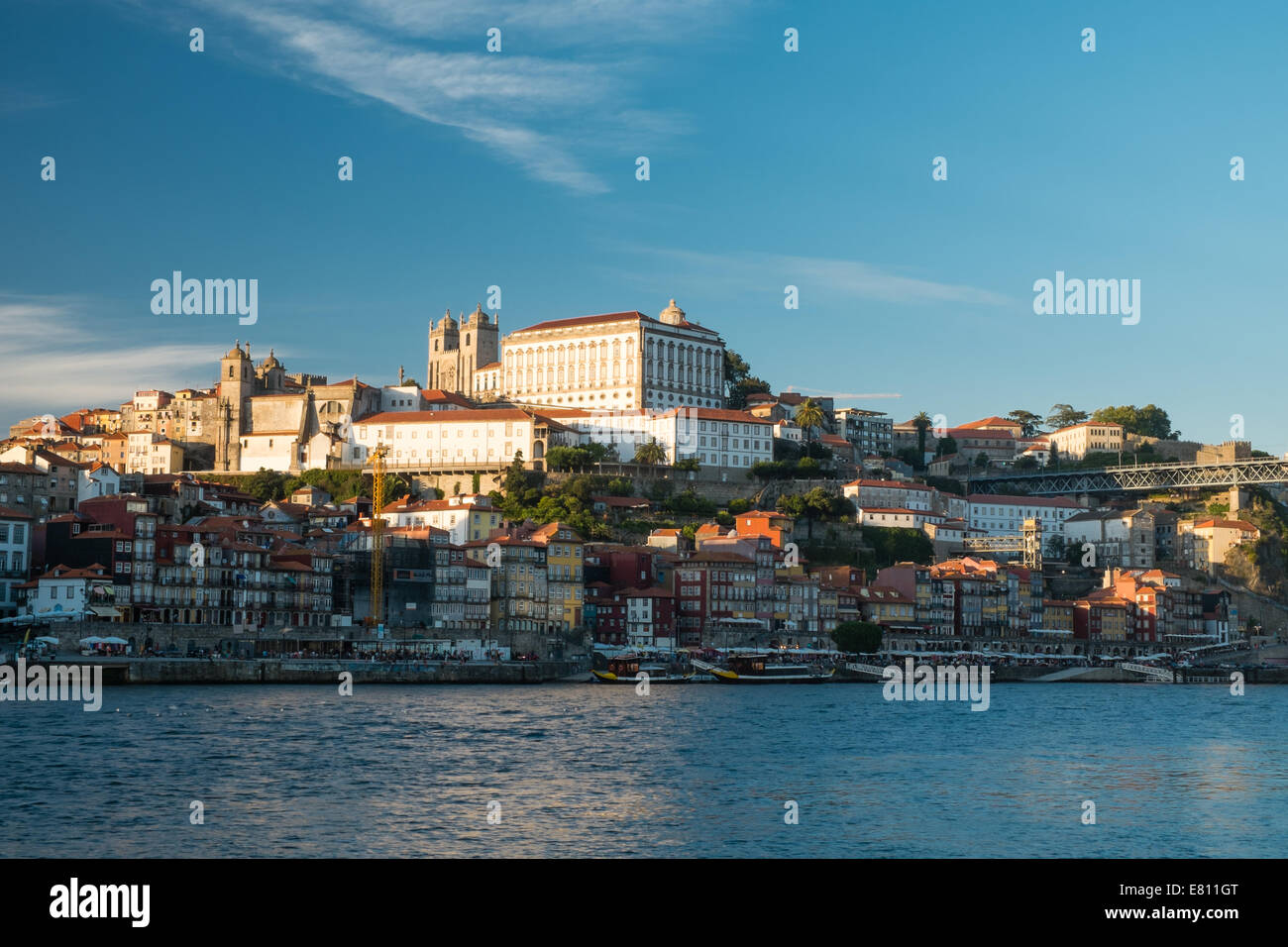 Vistas del río Duero a la Ribeira de Oporto. Foto de stock