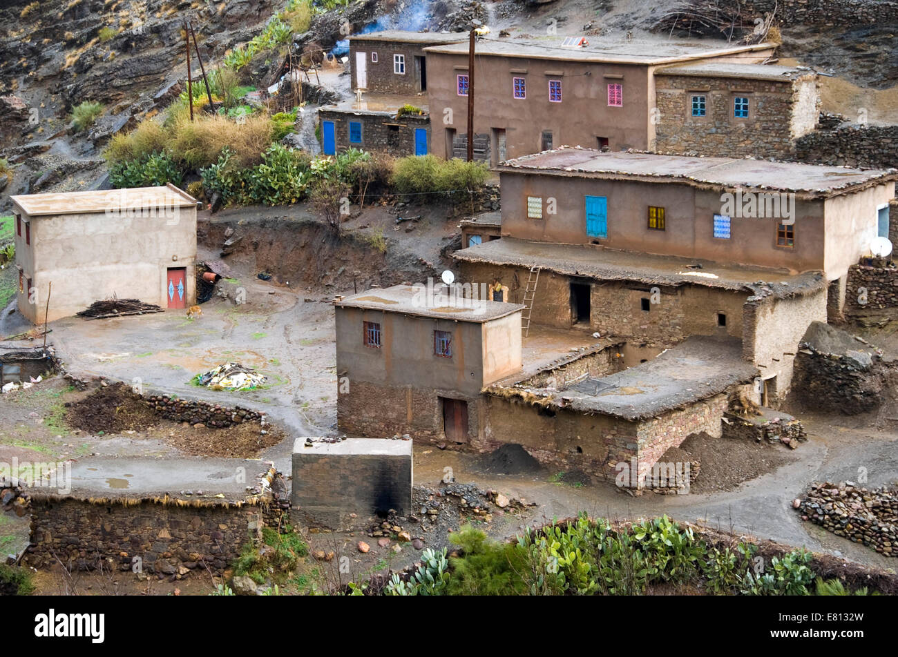 Vista horizontal de un pequeño pueblo enclavado mudbrick en la alta cordillera del Atlas en Marruecos. Foto de stock