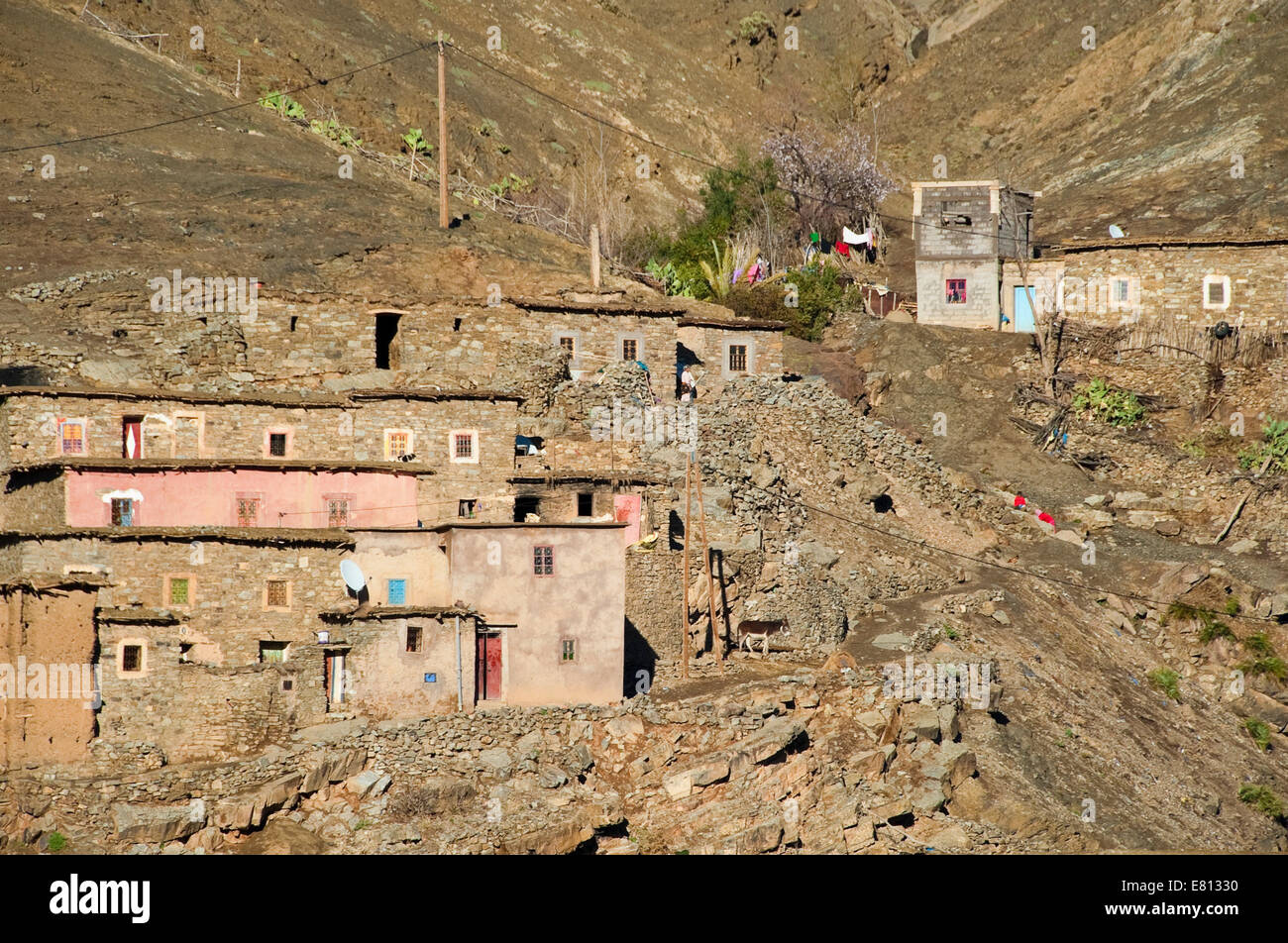 Vista horizontal de un pequeño pueblo enclavado mudbrick en la alta cordillera del Atlas en Marruecos. Foto de stock
