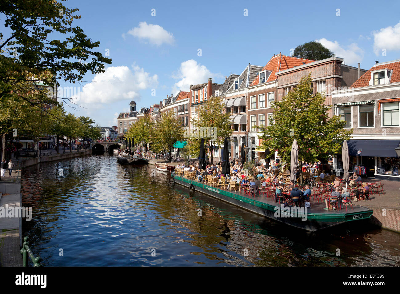 Barco terrazas en la Nieuwe Rijn canal en la ciudad de Leiden, Países Bajos Foto de stock