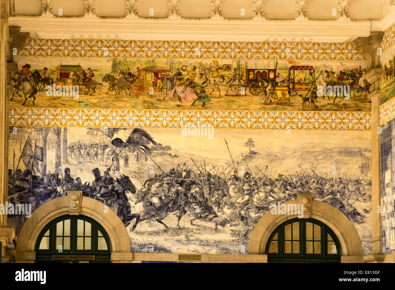 Altamente decorativa hall de entrada a la estación de trenes de Sao Bento, Oporto, Portugal Foto de stock