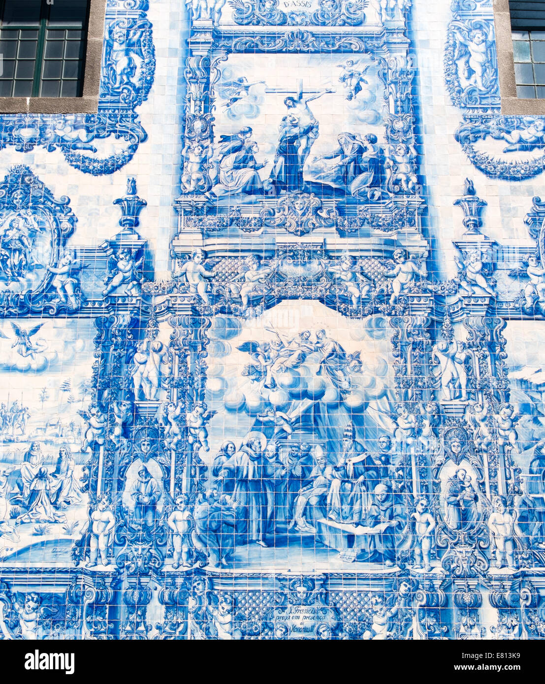 Azulejos decorativos pintados a mano, azulejos, cubriendo el siglo XVIII Capela das Almas, Oporto, Portugal Foto de stock