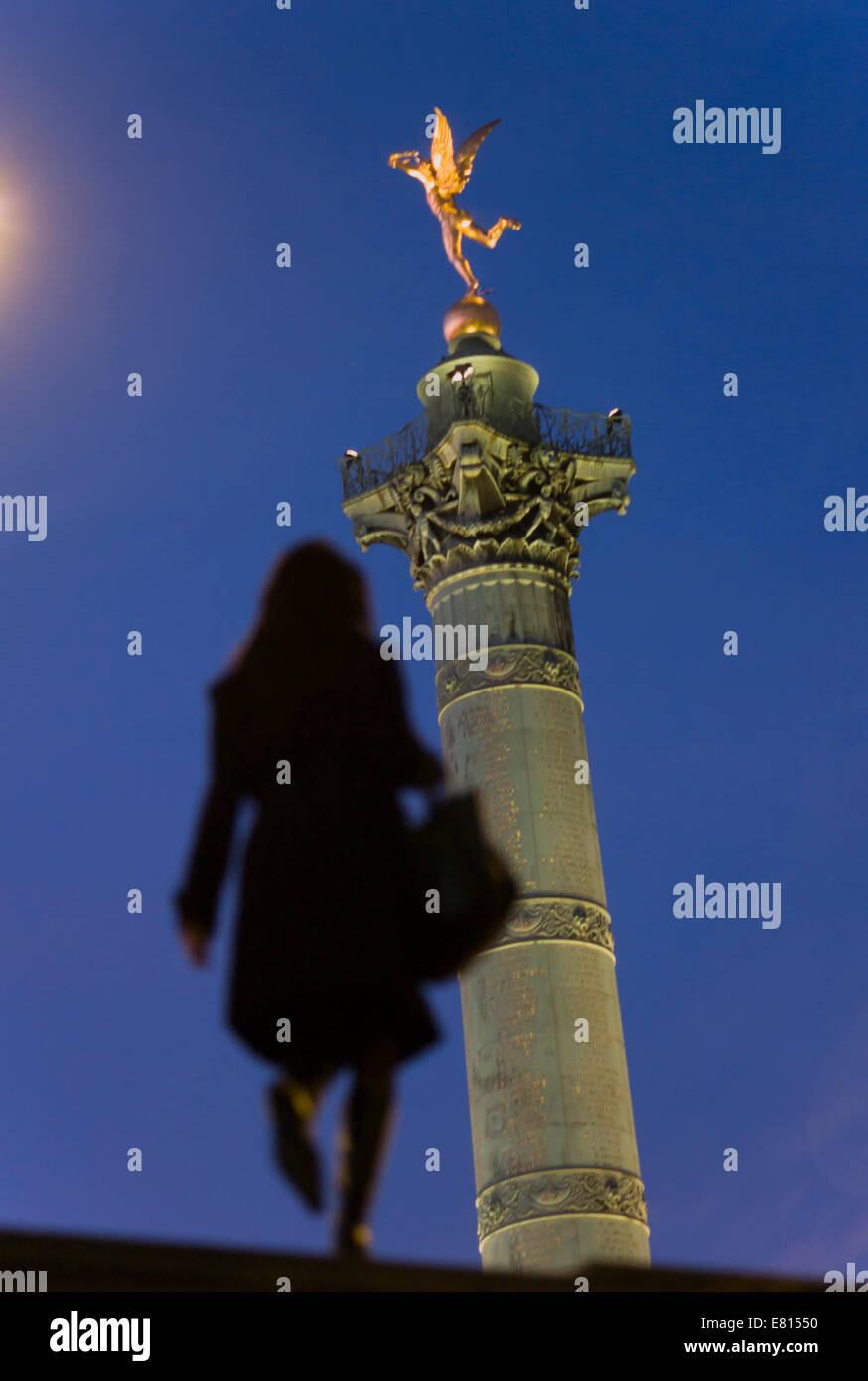 Francia, Paris, Colonne de Juillet rematada por la estatua del "genio de la libertad', la Place de la Bastille Foto de stock