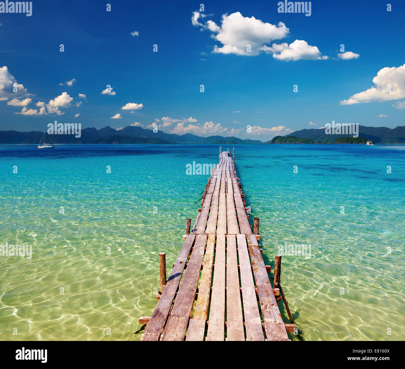 Muelle de madera en el paraíso tropical, Tailandia Foto de stock