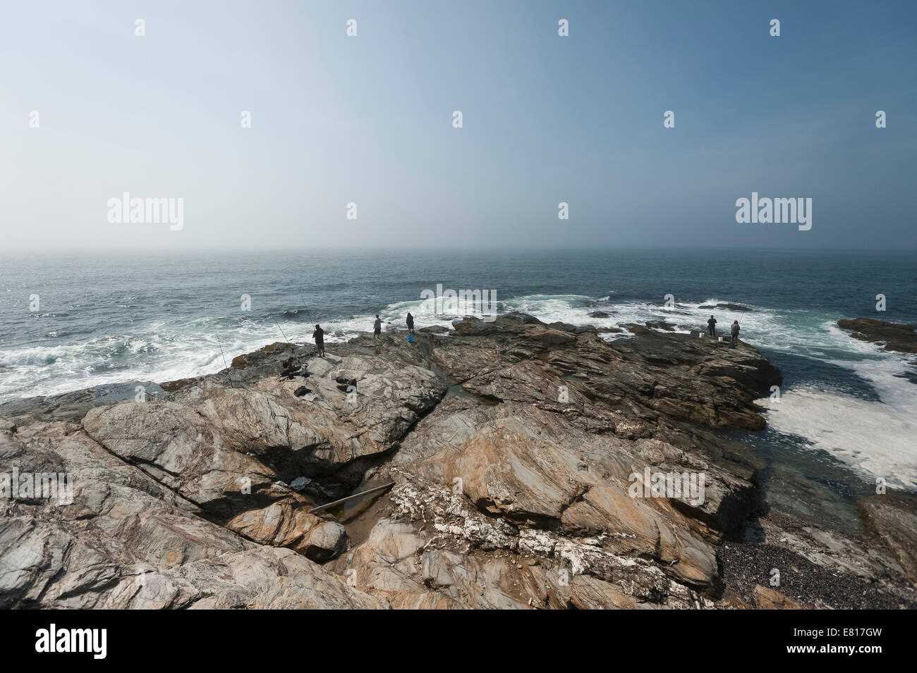 Los hombres de pesca mar adentro en las costas de Point Judith, en Rhode Island, el Océano Atlántico en Estados Unidos Foto de stock