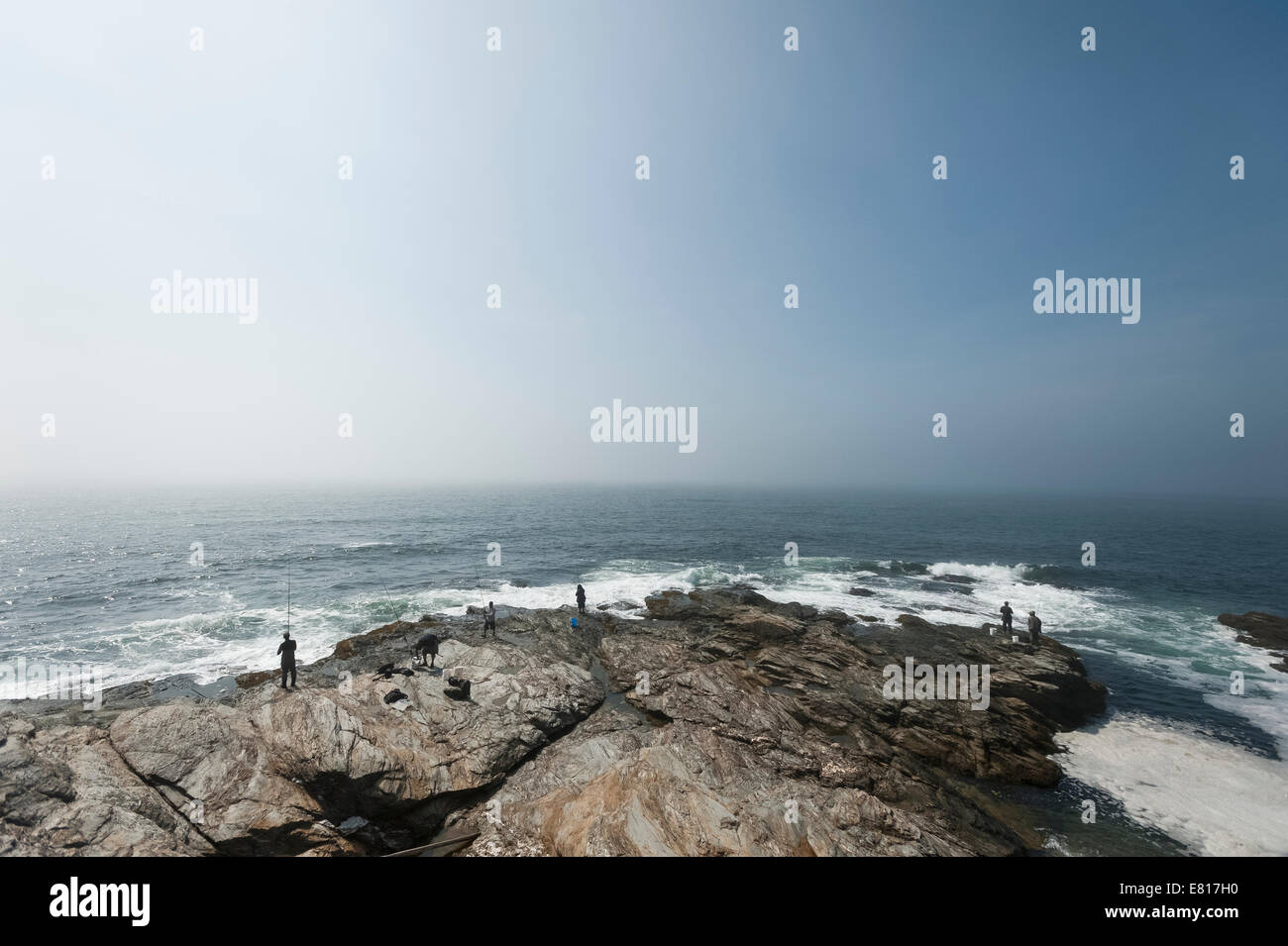 Los hombres de pesca mar adentro en las costas de Point Judith, en Rhode Island, el Océano Atlántico en Estados Unidos Foto de stock