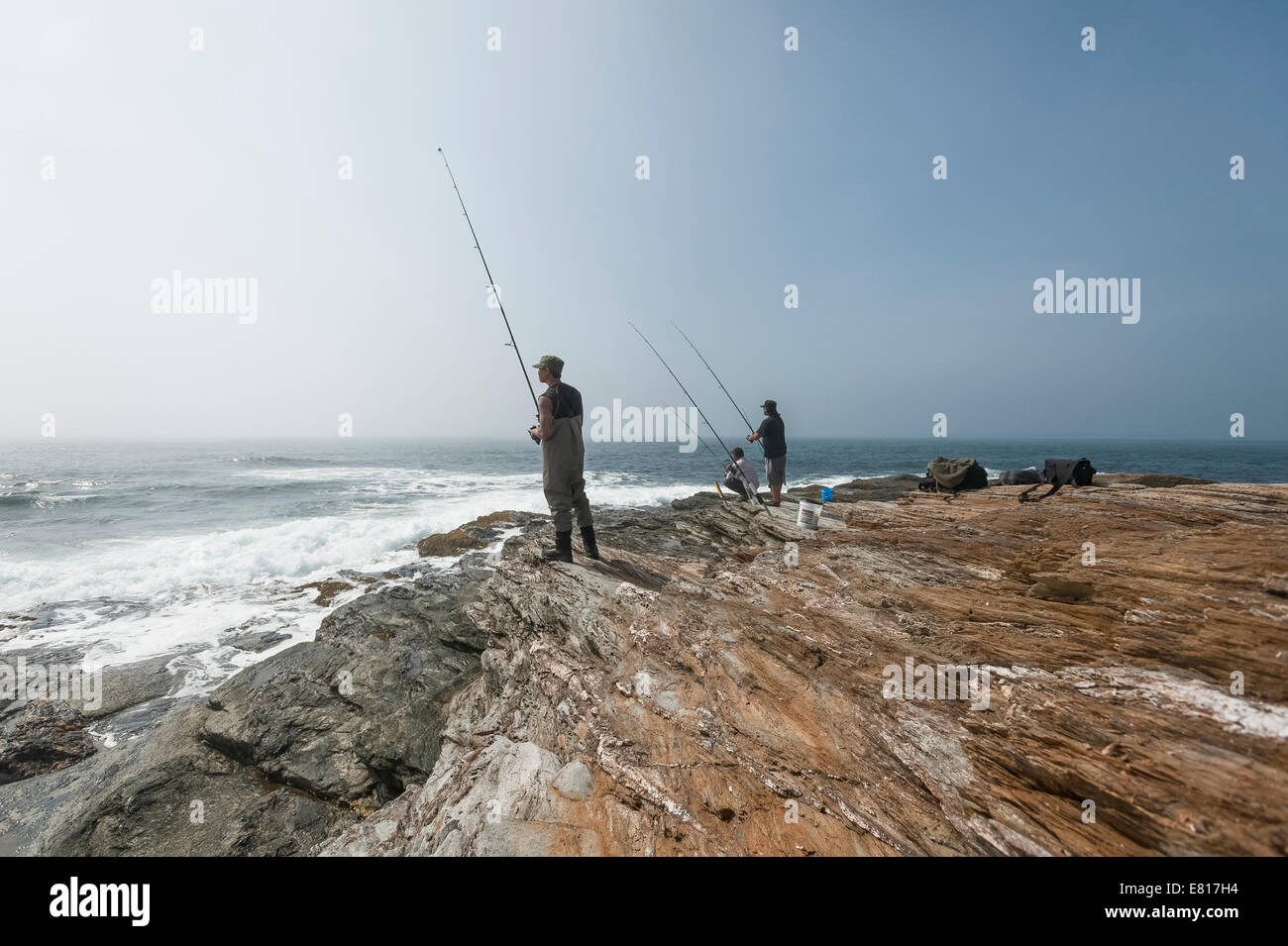 Los hombres de pesca mar adentro en las costas de Point Judith, en Rhode Island, el Océano Atlántico en Estados Unidos Foto de stock