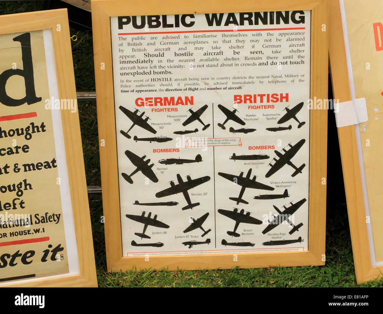 Un viejo cartel de identificación de aeronaves en exhibición en un fin de semana de 1940 muestran en el Norte de Kent, Inglaterra Foto de stock