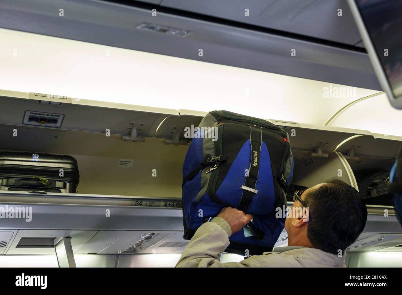 Nevada,Las Vegas,Aeropuerto Internacional McCarran,LAS,A bordo,cabina de pasajeros,American Airlines,vuelo,adultos hombre hombre equipaje de mano b Fotografía de stock -