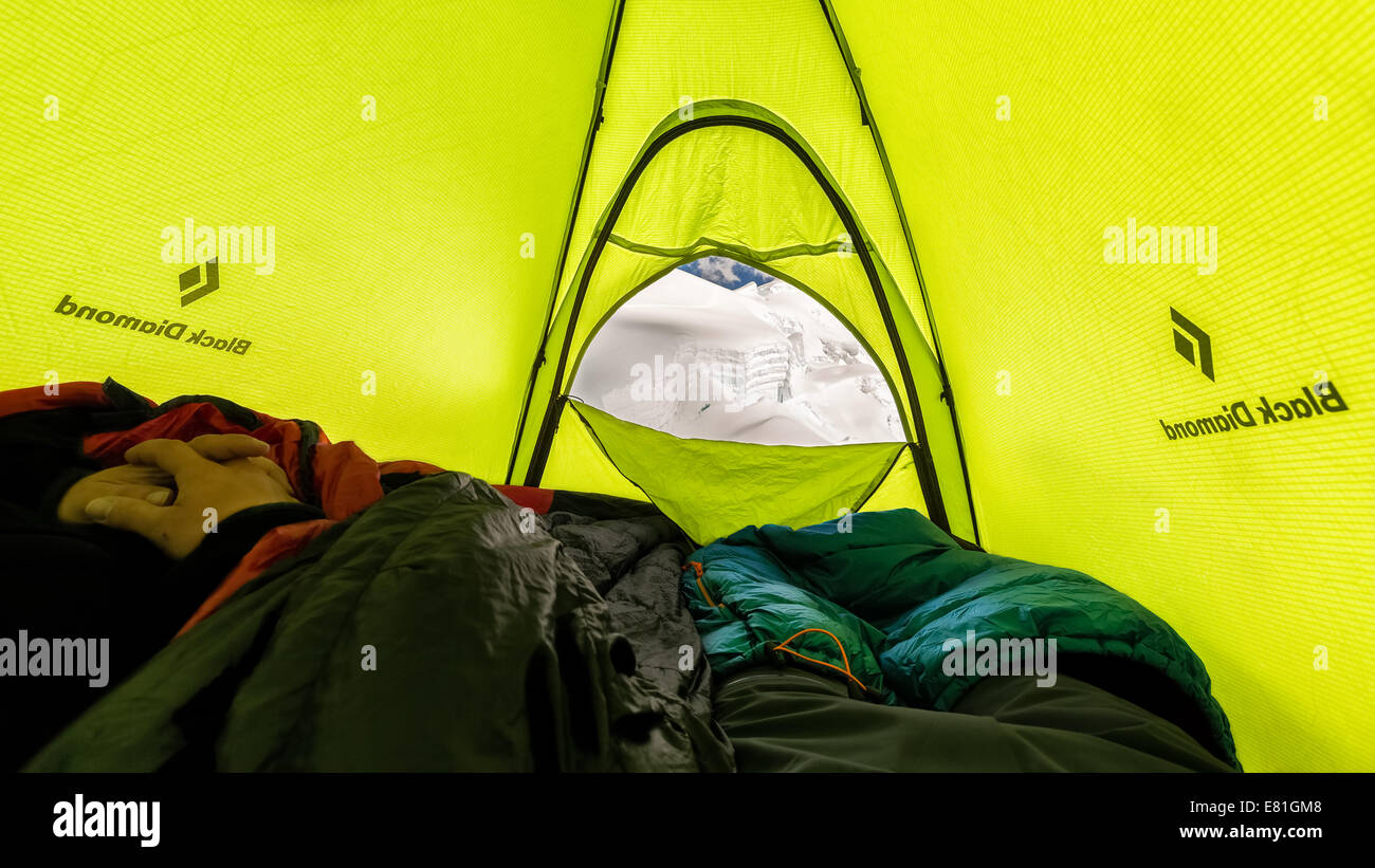 Descansando en la tienda al Alpamayo Quitaraju / Campamento del glaciar, valle de Santa Cruz, la Cordillera Blanca, los Andes, Perú, América del Sur Foto de stock
