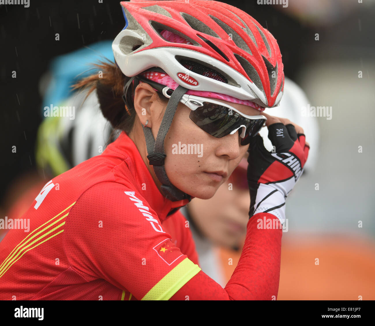 Incheon, Corea del Sur. 29 Sep, 2014. Kerong Tang de China compite en el concurso de la carrera de la mujer de la bicicleta en la 17ª Juegos Asiáticos en Incheon, Corea del Sur, 29 de septiembre, 2014. © Xie Haining/Xinhua/Alamy Live News Foto de stock