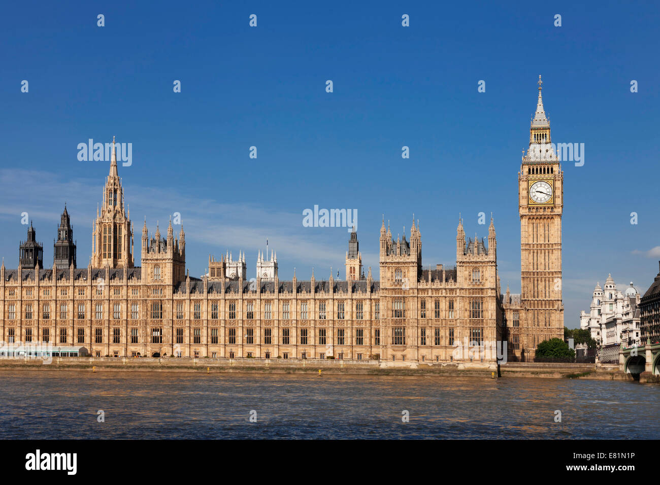 Las Casas del Parlamento, el Big Ben, el río Támesis y el puente de Westminster, el Támesis, Londres, Inglaterra, Reino Unido Foto de stock