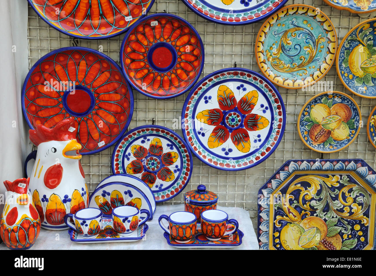 Pintadas de cerámica típica siciliana fuera una galería Taormina Sicilia Italia Foto de stock