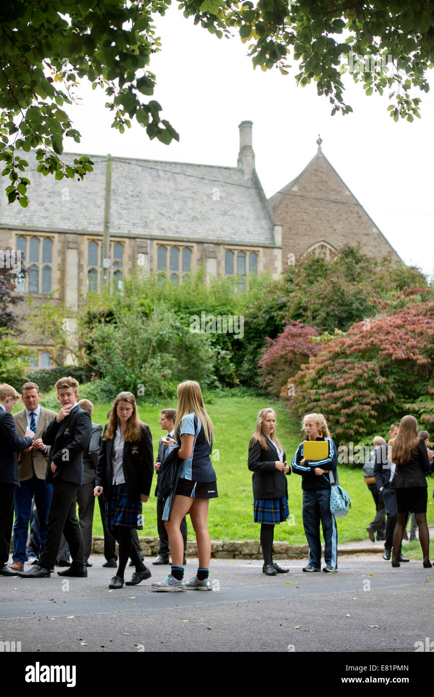 Los alumnos de King's School en la aldea de Somerset Bruton UK Foto de stock