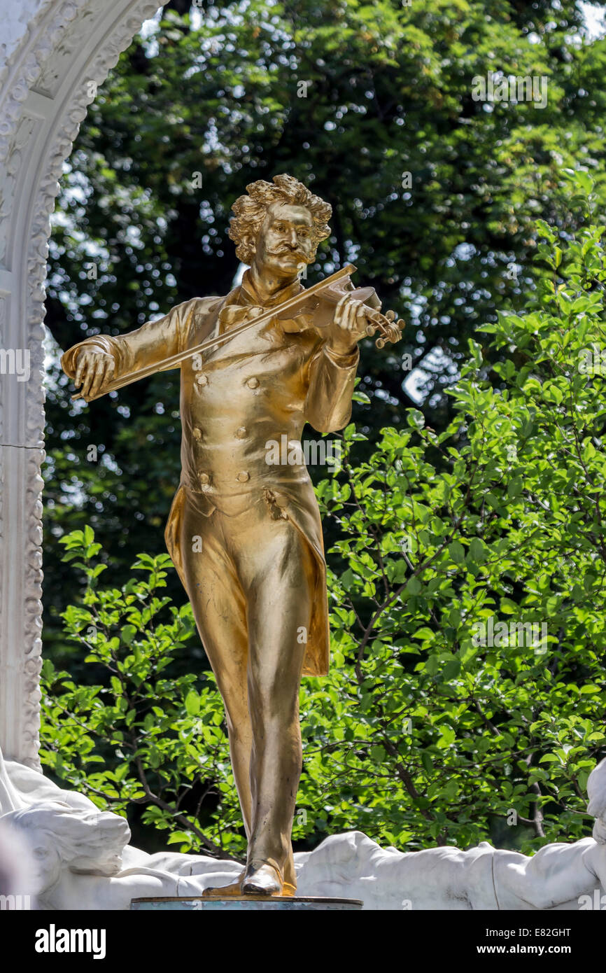Austria, Viena, chapado en oro estatua de Johann Strauss en el parque de la ciudad. Foto de stock