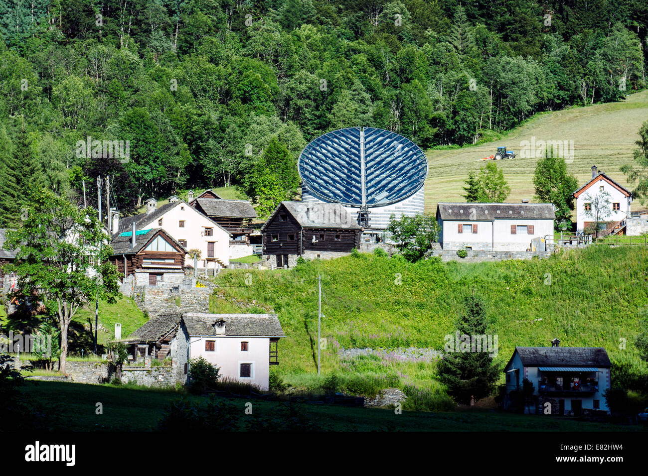 Suiza, Ticino, Mogno, vista a la iglesia de San Giovanni Battista Foto de stock