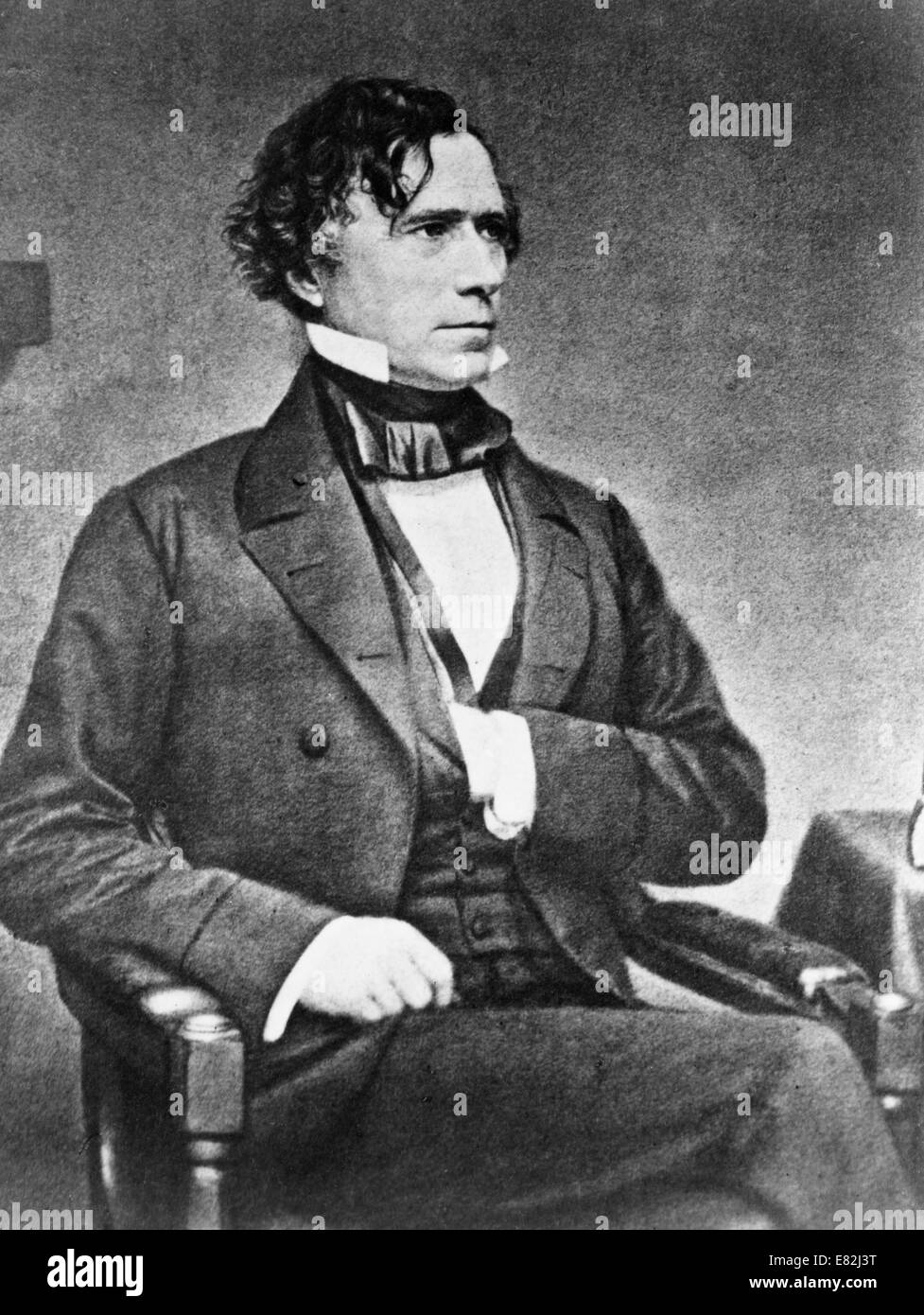 El presidente Franklin Pierce, retrato, sentado, mirando hacia la derecha, con la mano izquierda por dentro el chaleco. Entre 1855 y 1865. Foto de stock