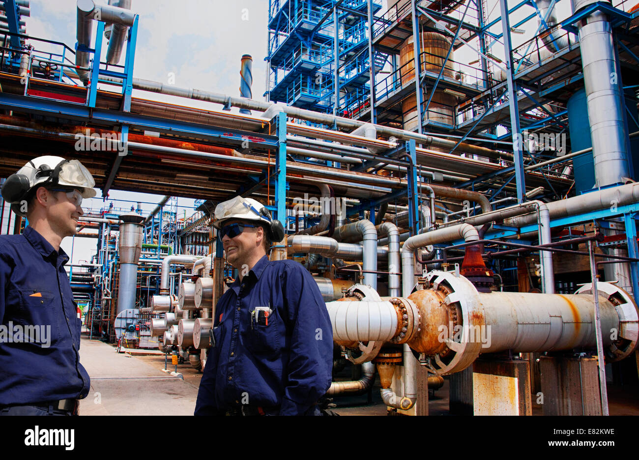 Los ingenieros de petróleo y gas dentro de la industria de la refinería Foto de stock