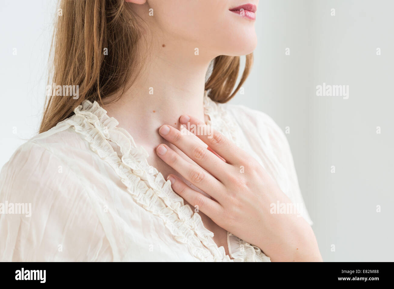 Mujer de auto-examen de su garganta Fotografía de stock - Alamy