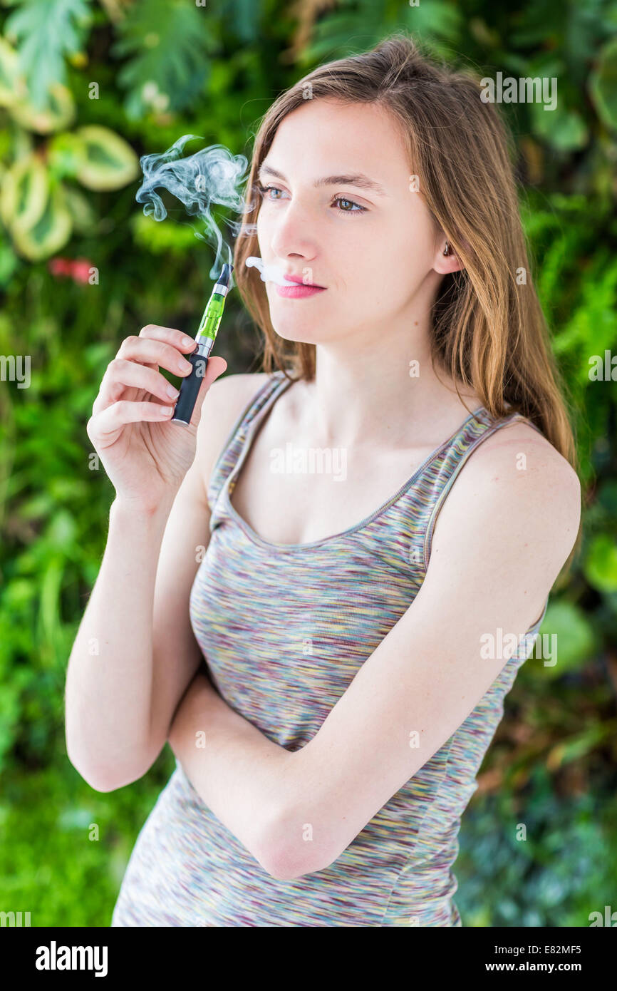 Mujer de fumar cigarrillos electrónicos. Foto de stock