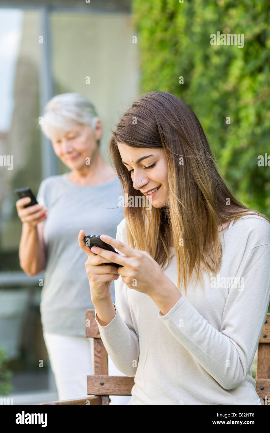 Las mujeres que usan un Iphone® Fotografía de stock - Alamy
