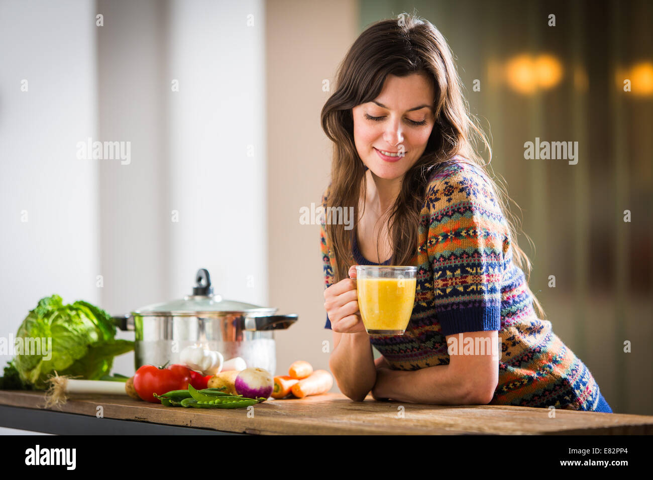 Mujer de comer una sopa. Foto de stock
